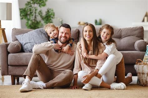 Feliz Fam Lia M E Pai E Filhos Em Casa No Sof Foto Premium