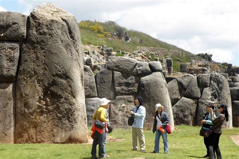 Sacsayhuamán el sitio arqueológico inca que maravilla a los turistas