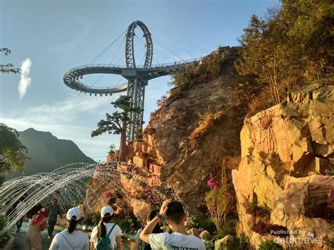 Tenarnya Wisata Uji Nyali Di Jembatan Kaca Raksasa China