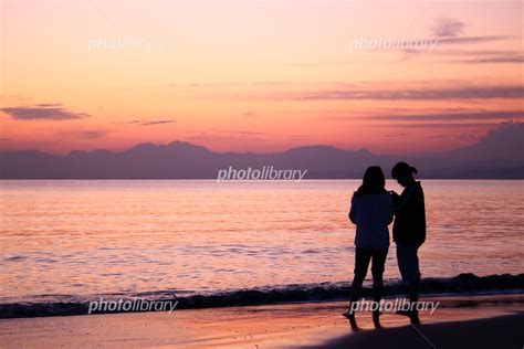 夕暮れの海に佇む女性（シルエット） 写真素材 6421562 フォトライブラリー Photolibrary