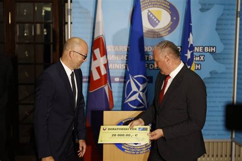 Ambasador Holben uručio donatorski ček ministru Helezu BosnaInfo