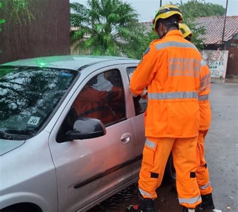 Bombeiros resgatam criança que ficou trancada dentro de carro em Ituiutaba