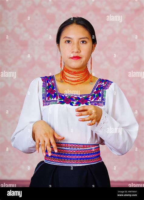 Mujer Joven Portando Vestimenta Tradicional Andino Mirando La C Mara