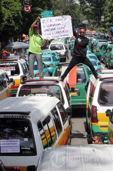 Supir Angkot Tuntut Cabut Permenhub Angkutan Online Foto