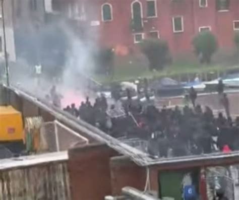 Venezia Bari Scontri Prima Della Partita Feriti Tre Agenti VIDEO