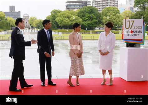 Le Premier Ministre Japonais Fumio Kishida L Et Son épouse Yuko