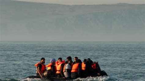 Ärmelkanal Mindestens zwölf Menschen sterben bei Bootsunglück