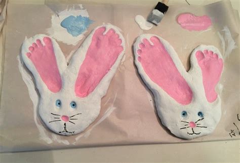 Hase aus Salzteig zu Ostern mit Fußabdrücken basteln Easter crafts