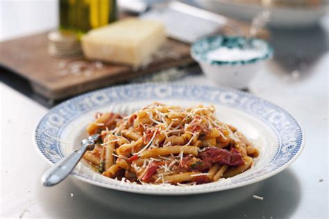 Pasta Strozzapreti Med Tomat Basilika Och Grana Padano Recept Zeta