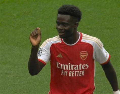 Bukayo Saka Trolle James Maddison Avec Une C L Bration Des Fl Chettes