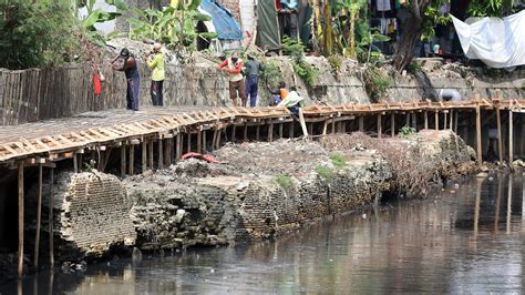 FOTO Cegah Ambles Bantaran Kali Anak Ciliwung Di Ancol Dibangun