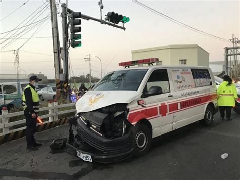 【影】休旅車路口未禮讓執勤救護車 劇烈側撞傷患1人變6人 中天新聞網