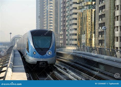 Trem Do Metro Em Dubai Imagem De Stock Imagem De Emirados