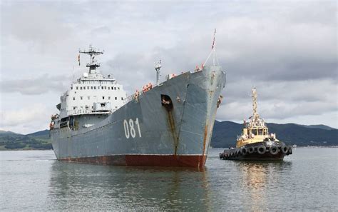Военные на корабле эвакуируют жителей Хасанского округа во Владивосток