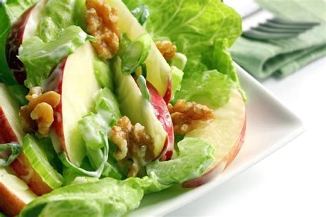 Ensalada De Lechuga Con Manzana Y Nuez Con Sal Y Azucar