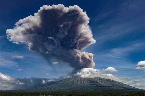 Vulcão entra em erupção em Bali na Indonésia pela segunda vez em uma