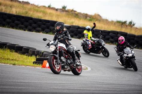 Suzuki Moto Szko A Czego Mo Na Si Nauczy Na Torowym Szkoleniu