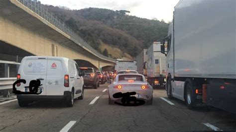 Autostrade Mattinata Di Traffico E Rallentamenti Km Di Coda Tra