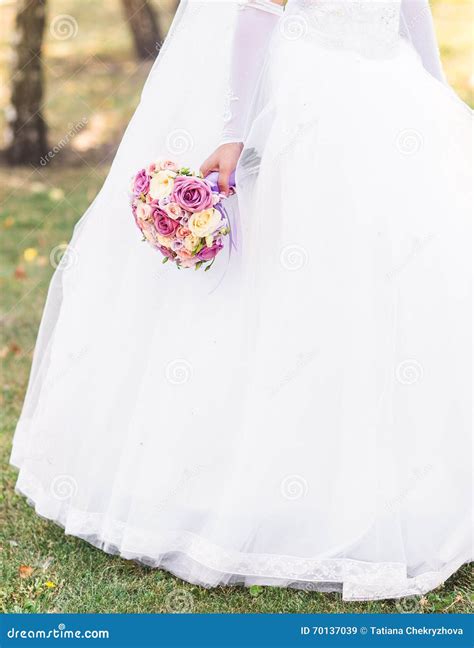 Ramo Hermoso De La Boda En Las Manos De La Novia Imagen De Archivo