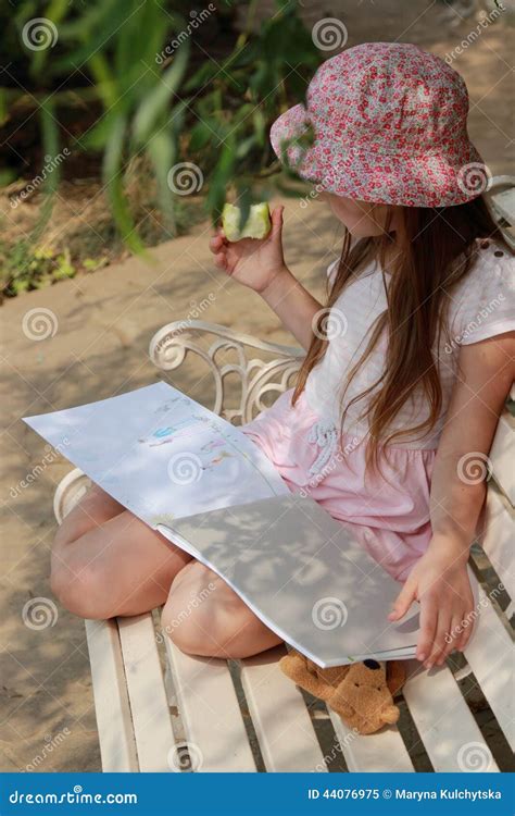 Petite Fille Mangeant La Pomme Verte Image Stock Image Du Prise