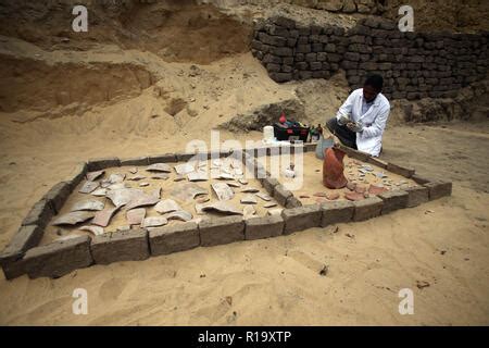 En Giza Egipto Nov Los Arque Logos Egipcios Trabajan En El