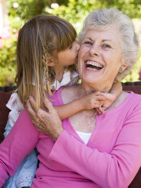 Grand mère Et Petite fille à L extérieur Et Sourire Image stock Image