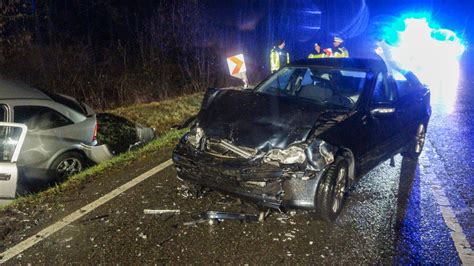 Vier Schwerverletzte Bei Frontalcrash In Pforzheim Zwei Autos