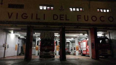 Minaccia Il Suicidio E Si Taglia I Polsi Salvata Dai Vigili Del Fuoco