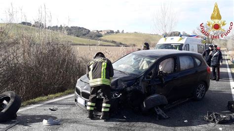 Scontro Frontale Sulla Volterrana Auto Si Cappotta E Finisce In Una