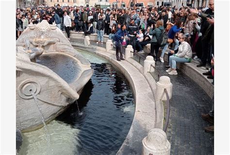 Ultima Generazione Imbratta La Barcaccia Del Bernini A Roma