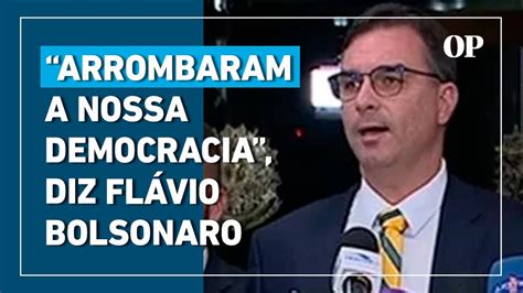 Flávio Bolsonaro e aliados apresentam pedido de impeachment de Barroso