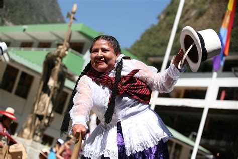 Machu Picchu con danzas y escenificación celebran declaratoria como