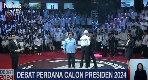 Ganjar Pranowo Peluk Anies Dan Prabowo Usai Debat Capres 2024 Okezone