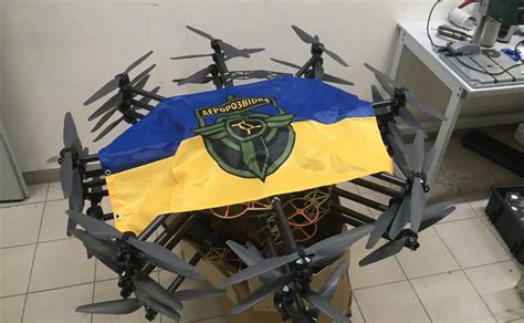 Nowy dron ukraińskiej armii R18 zrzuca bomby na rosyjski czołg