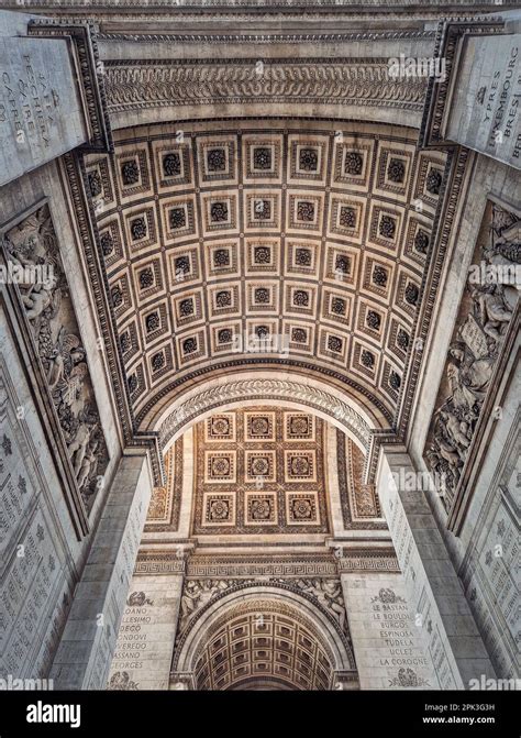 Vue sous l arche triomphale à Paris France Arc de triomphe célèbre