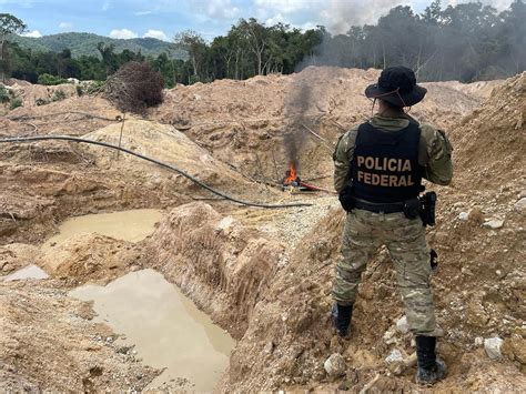 Pol Cia Federal Destr I Maquin Rios Durante Opera O Contra Garimpo