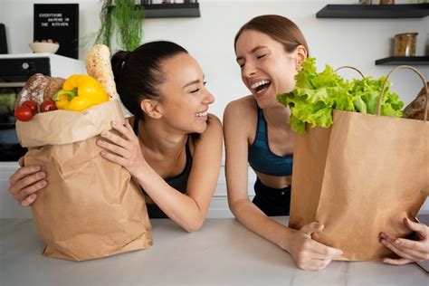 Donne Sorridenti Del Colpo Medio Con Generi Alimentari Foto Gratis