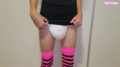 娘娘腔把尿布藏在裙子下面 Pornhub Gay