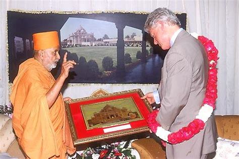 Pramukh Swami Maharaj blesses Bill Clinton at Akshardham, Gandhinagar ...