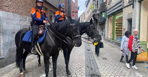 Les Patrouilles De Police Cheval Sont De Retour Dans Les Rues Du