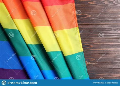 Bandera Gay Del Arco Iris Brillante En El Fondo De Madera Visi N Superior Con El Espacio Para