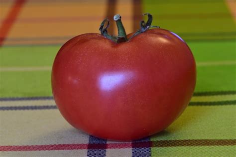 Tomate Rojo Maduro Fresco Sobre La Mesa Foto Premium