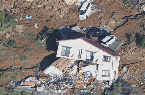 土砂崩れで家が横転 能登半島地震の被害の実態 輪島朝市の焼け跡、津波の傷跡も【写真】：東京新聞デジタル