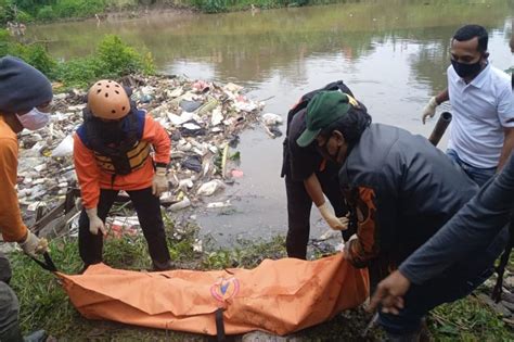 Mayat Wanita Ditemukan Mengambang Di Kali CBL Tambun