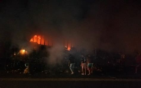 Carreta Que Transportava Carga De Carne Pega Fogo E Destru Da Na Br