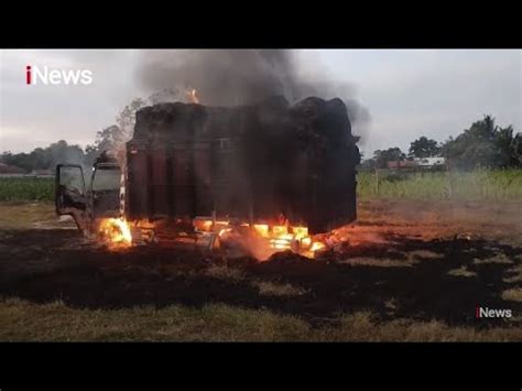 Truk Bermuatan Ton Tembakau Di Pamekasan Dibakar Puluhan Orang Tidak