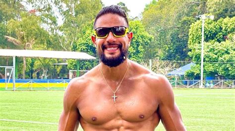 Grosero Billy Calderón muestra pectorales y abdomen y alborota a sus