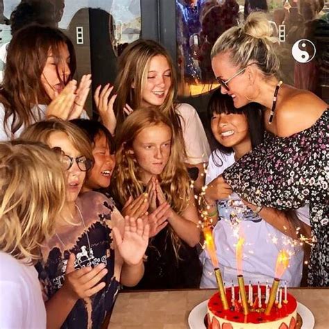 Jade Hallyday Retrouve Le Sourire Et Fête Son Anniversaire Avec Ses