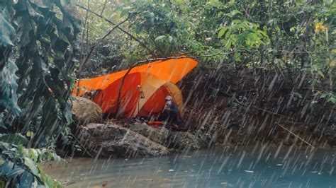 Solo Camping Saat Hujan Deras Di Tepi Sungai Bungka Membangun Tent