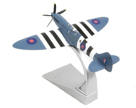 Corgi AA38702 Supermarine Spitfire PR Mk XIX Royal Air Force PM631 Battle